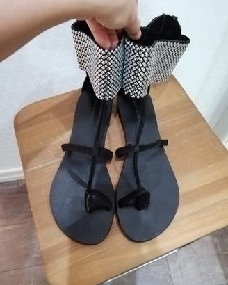 sandali  infradito in pelle e cinturino borchiato