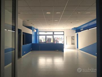 Negozio vetrinato con magazzino