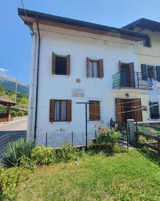 CASA BICAMERE IMMERSA NEL VERDE