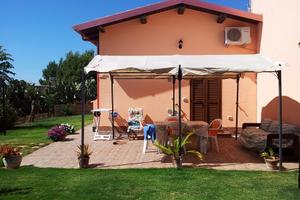 Porto Pino zona, casetta con giardino