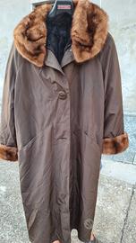 Cappotto impermeabile con pelliccia vera.