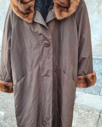 Cappotto impermeabile con pelliccia vera.