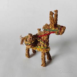 Asinello in paglia decorata con brocche