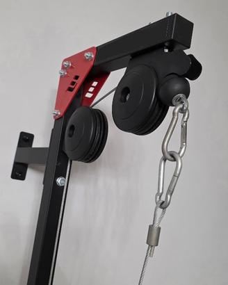 Stazione pulldown a parete (lat machine)