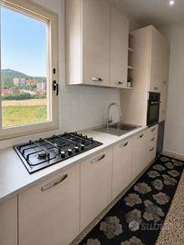 Cucina con elettrodomestici