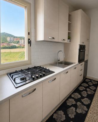 Cucina con elettrodomestici