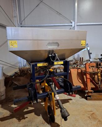 Spandiconcime Agrimix con interratori