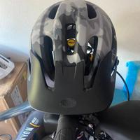 casco mimetico MTB