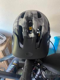 casco mimetico MTB