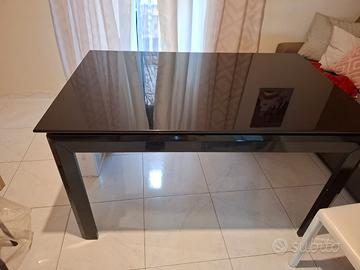 Tavolo nero lucido