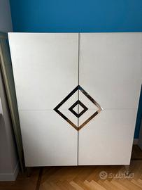 Mobile rivestito in pelle bianca