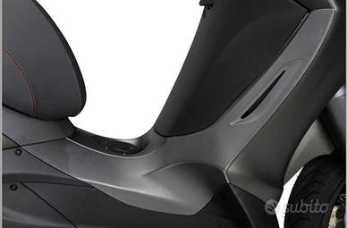 Copertura centrale dx carbon look piaggio beverly