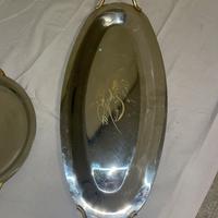 Vassoi vintage incisi in acciaio con manici dorati