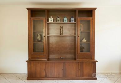 Elegante Vetrina Vintage in Legno – Solida, Spazio