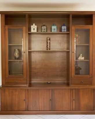 Elegante Vetrina Vintage in Legno – Solida, Spazio
