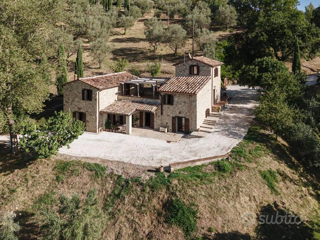 Rustico / Casale di 264 m² con più di 5 locali a T - Vista 3