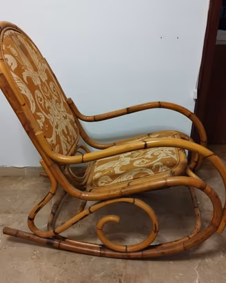 Sedia a dondolo vintage in bambù