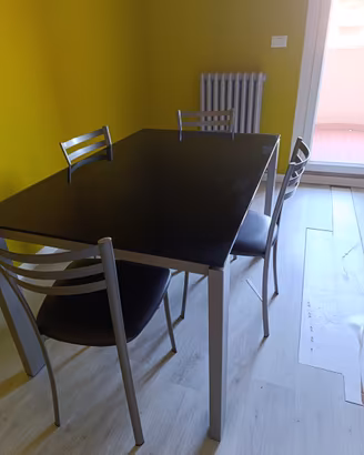 Tavolo in vetro moderno con 4 sedie