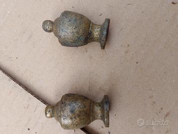 coppia di pinnacoli o finali in ottone 