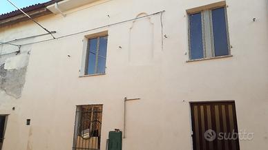 Casa con cortile e magazzini a castelspina (al)