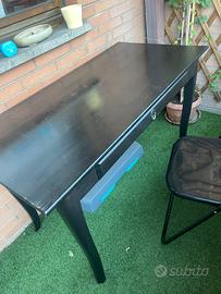 Scrivania nera IKEA