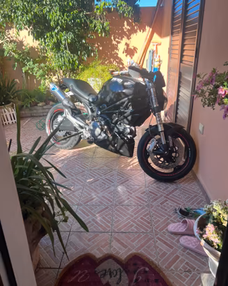 Monster 696