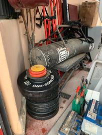 Panca pesi bilanceri tappeti guanti ecc