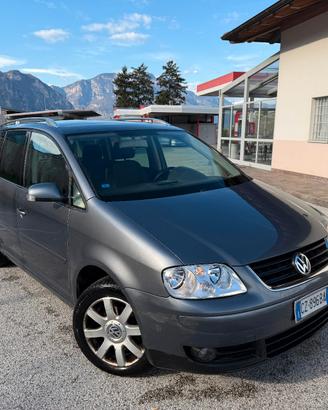 VOLKSWAGEN TOURAN 