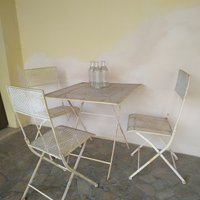 Tavolo e sedie da giardino