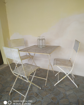 Tavolo e sedie da giardino