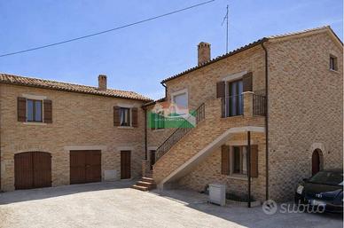 Rustico / Casale di 300 m² con più di 5 locali e b
