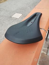 Sella FIZIK TERRA ARGO X3 150mm