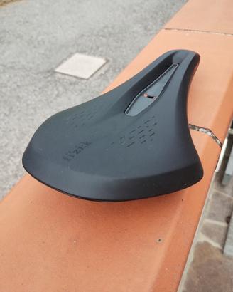 Sella FIZIK TERRA ARGO X3 150mm