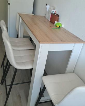 Tavolo alto con sedie alte tipo bar!