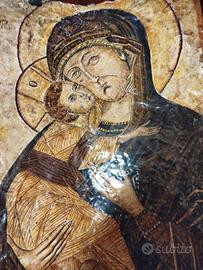 Dipinto su terracotta.