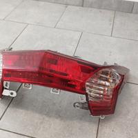 Faro posteriore e luce targa Kymco Downtown 300