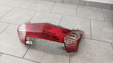 Faro posteriore e luce targa Kymco Downtown 300
