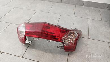 Faro posteriore e luce targa Kymco Downtown 300