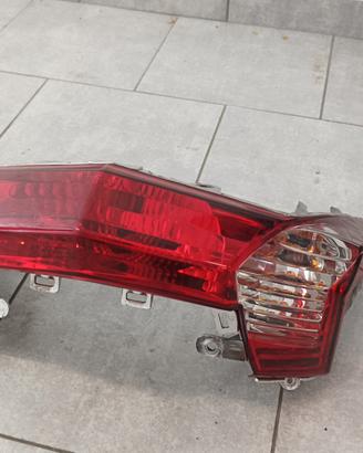 Faro posteriore e luce targa Kymco Downtown 300