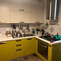 Cucina completa di forno e lavastoviglie