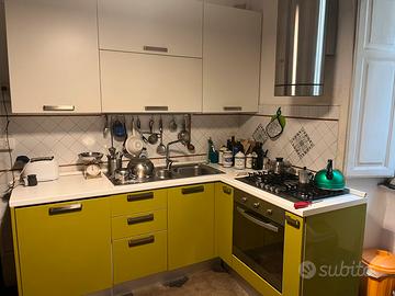 Cucina completa di forno e lavastoviglie