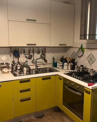 Cucina Lube,, tavolo, sedie, forno e