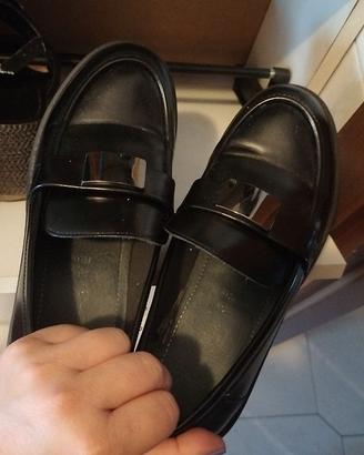 Due paia di scarpe nuove al prezzo di una