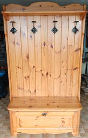 Appendiabiti e cassapanca in legno