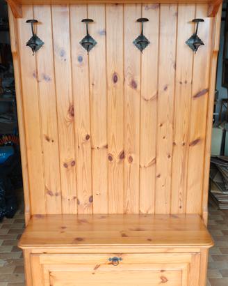 Appendiabiti e cassapanca in legno