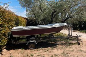 Barca motore e carrello
