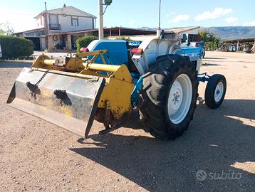 Trattore Ford 4100 con attrezzi