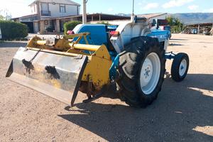 Trattore Ford 4100 con attrezzi