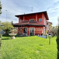 MAESTOSA VILLA SINGOLA CON GIARDINO PRIVATO E FINI