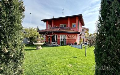 MAESTOSA VILLA SINGOLA CON GIARDINO PRIVATO E FINI